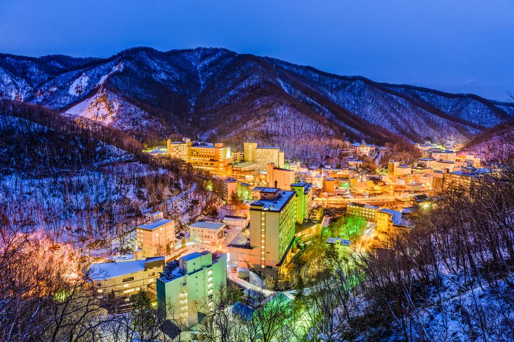 1000x667xNoboribetsu-Japan-hot-springs-town-winter-skyline.jpg.pagespeed.ic.lnji3GyTL2