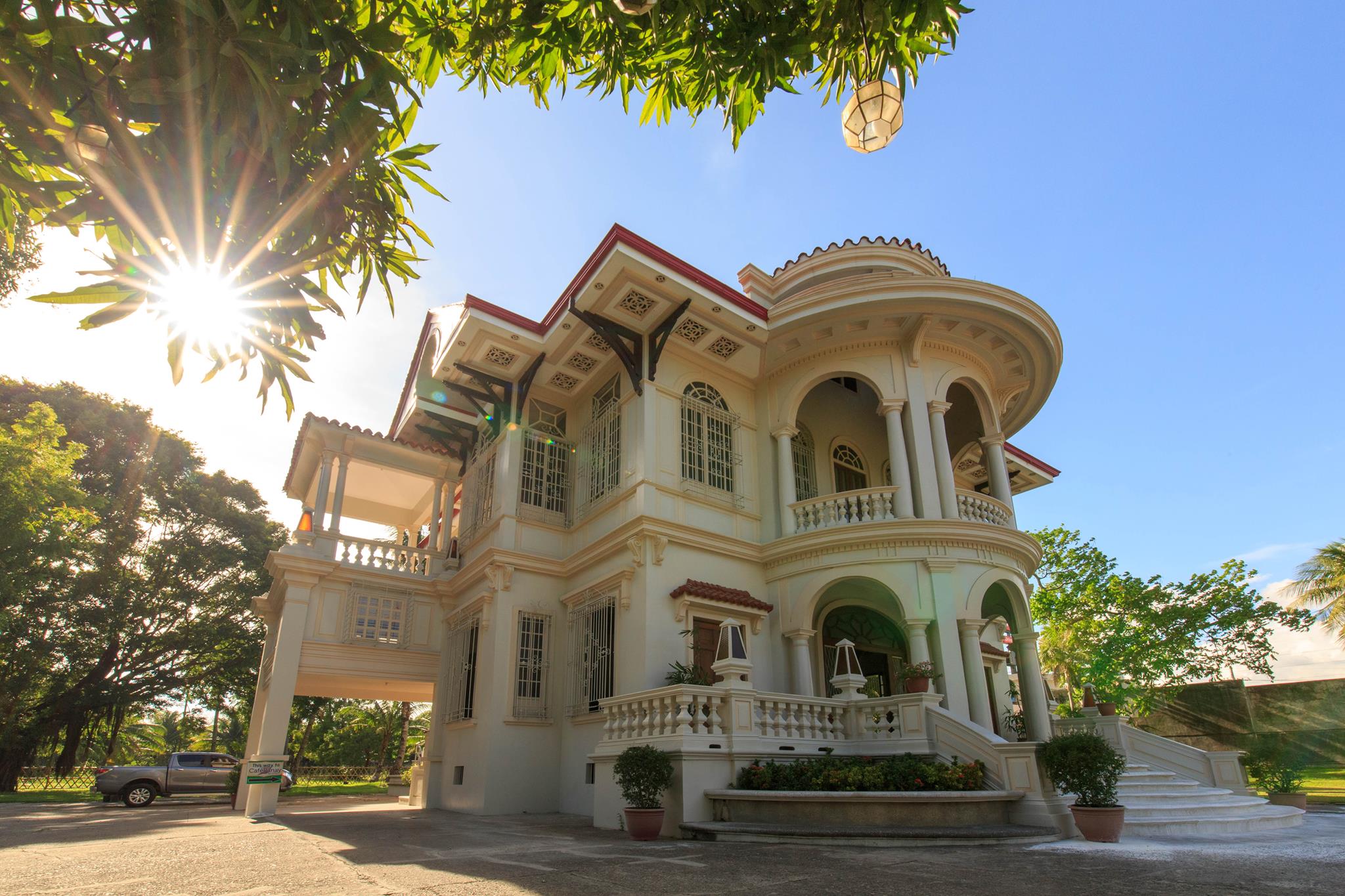 molo-mansion-s-exterior